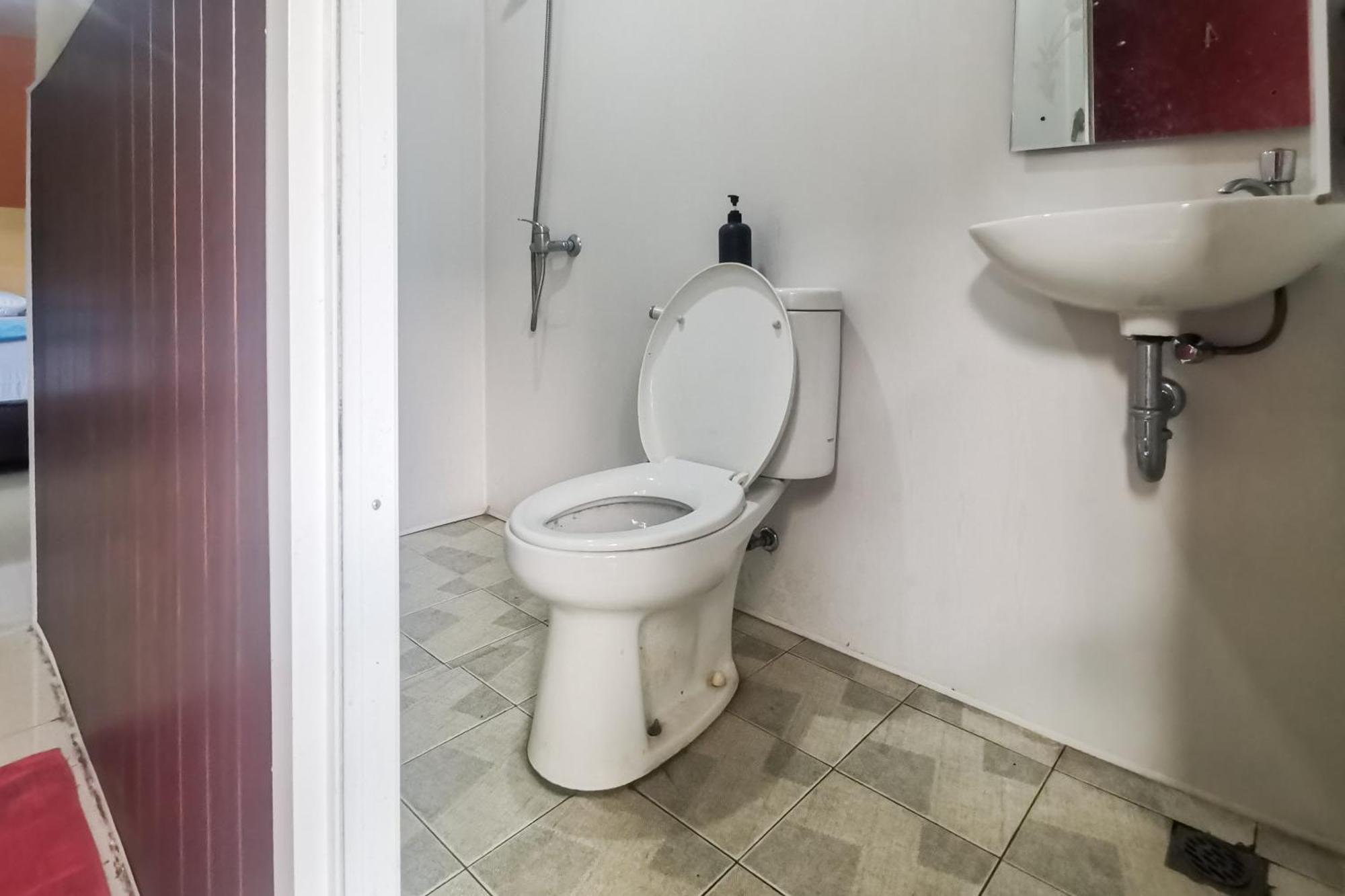 Gadok Hotel Container Inn Mitra Reddoorz מראה חיצוני תמונה
