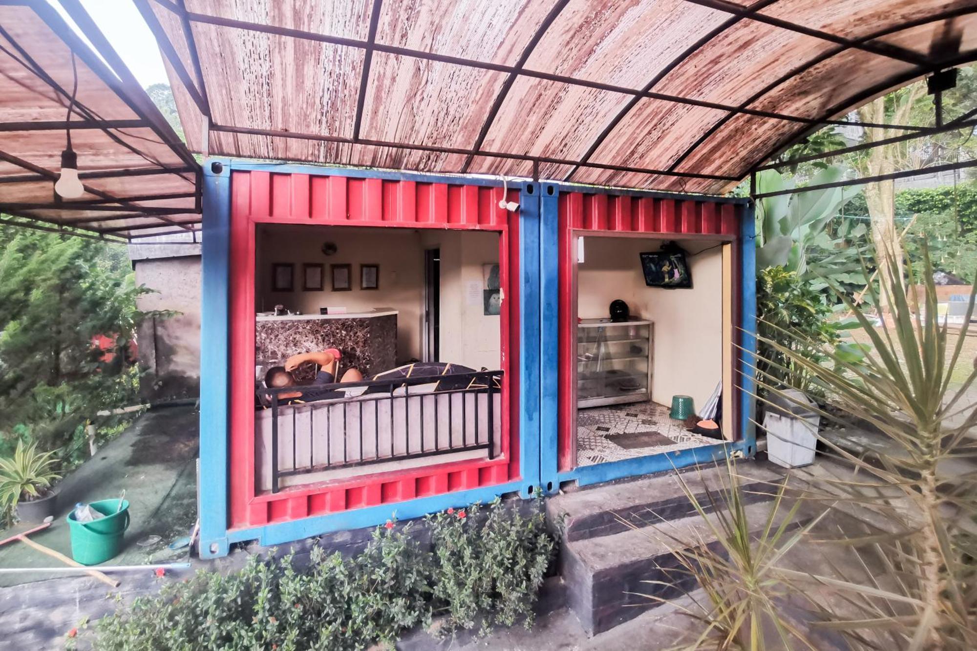 Gadok Hotel Container Inn Mitra Reddoorz מראה חיצוני תמונה